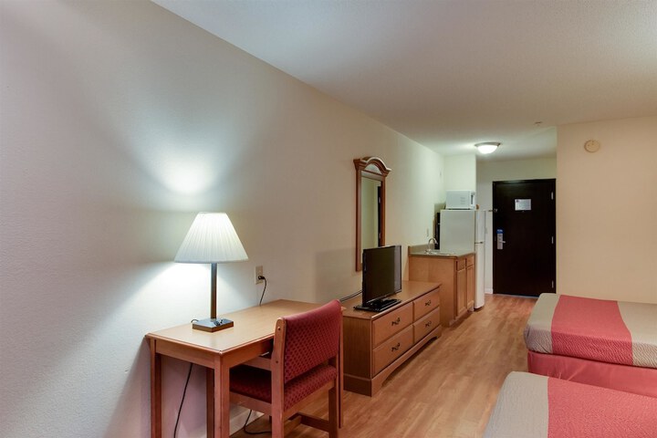 2 Queen Beds (2 of 8)