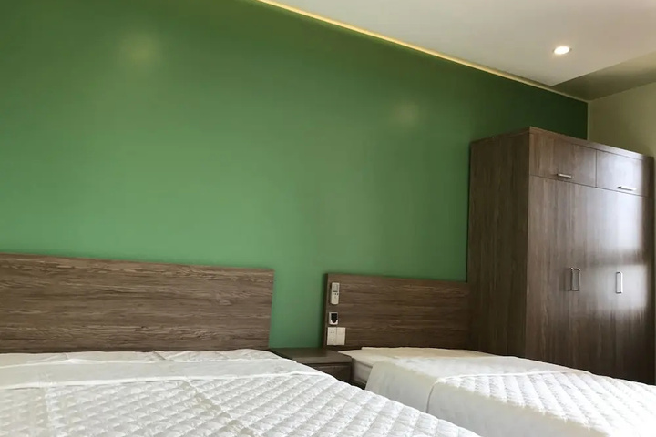 Room 4 of 12