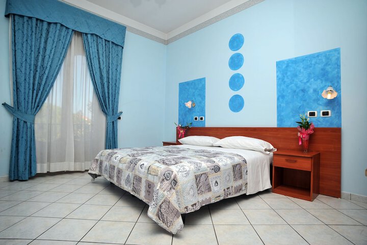 Room 9 of 33
