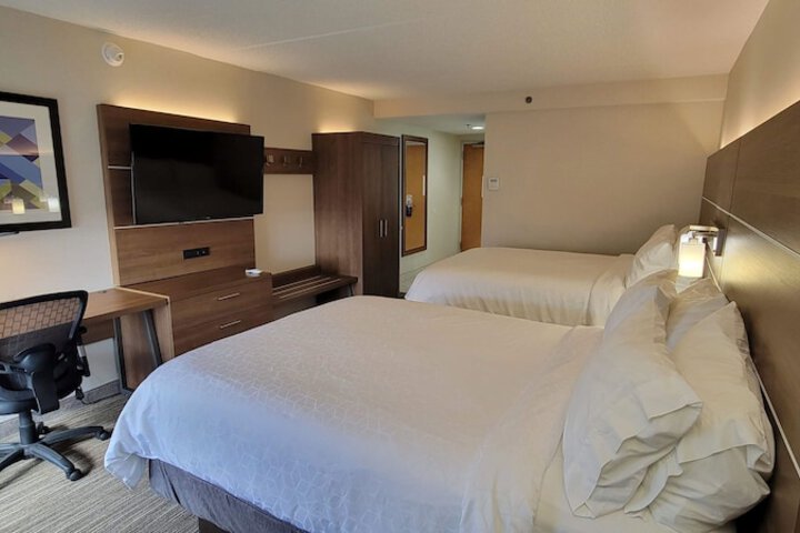 2 Queen Beds (10 of 10)