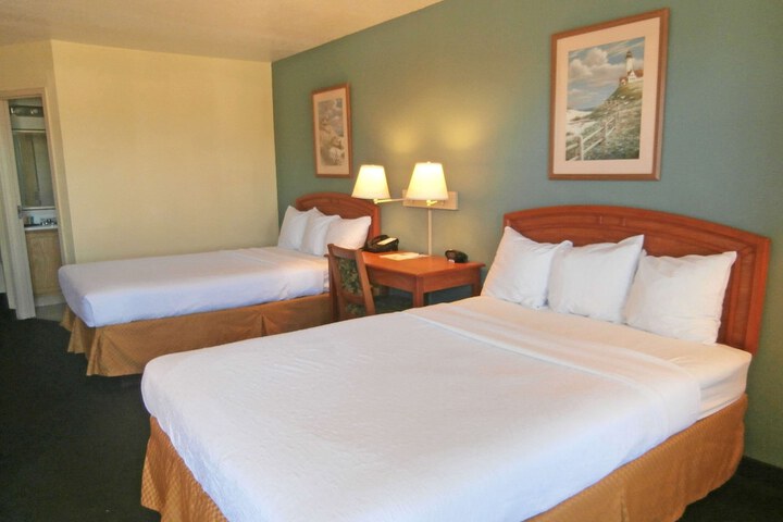 2 Double Beds (7 of 7)