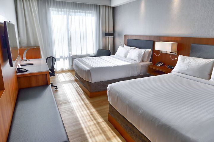 1 Queen Bed (3 of 5)