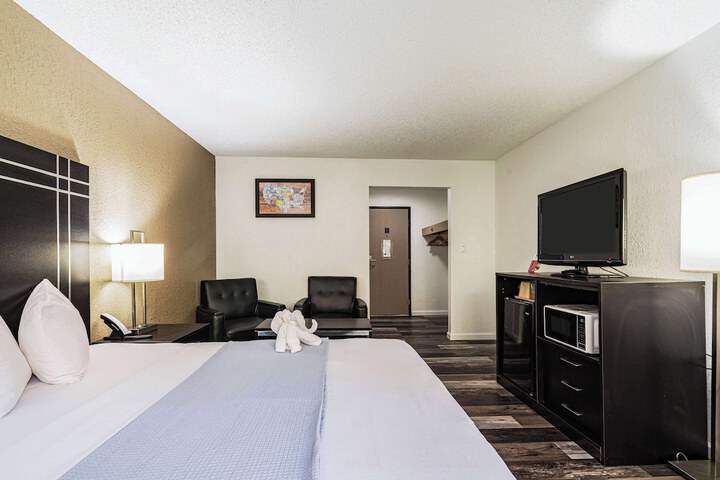 1 King Bed Promotional (13 of 28)