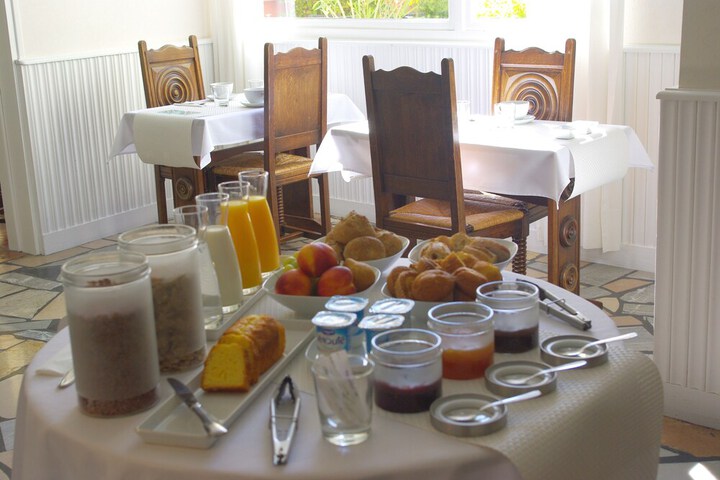Breakfast/Coffee Service 24 of 36