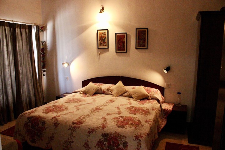 Room 6 of 9