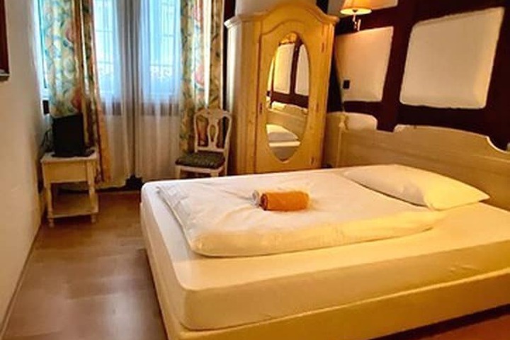 Room 5 of 7