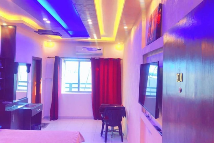 Room 9 of 12