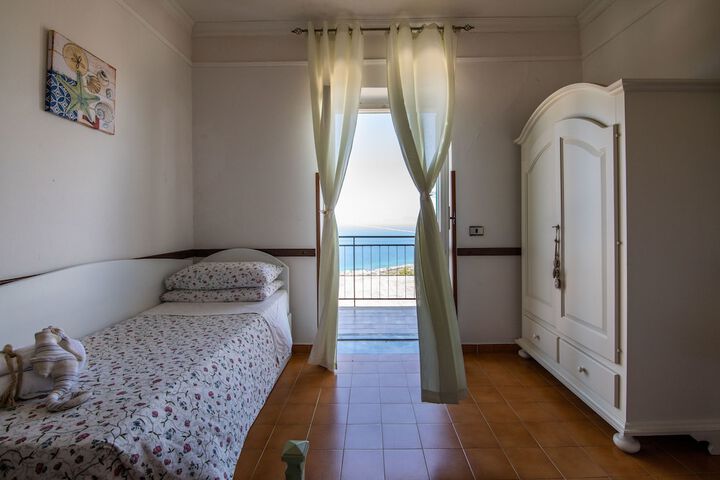 Room 4 of 101