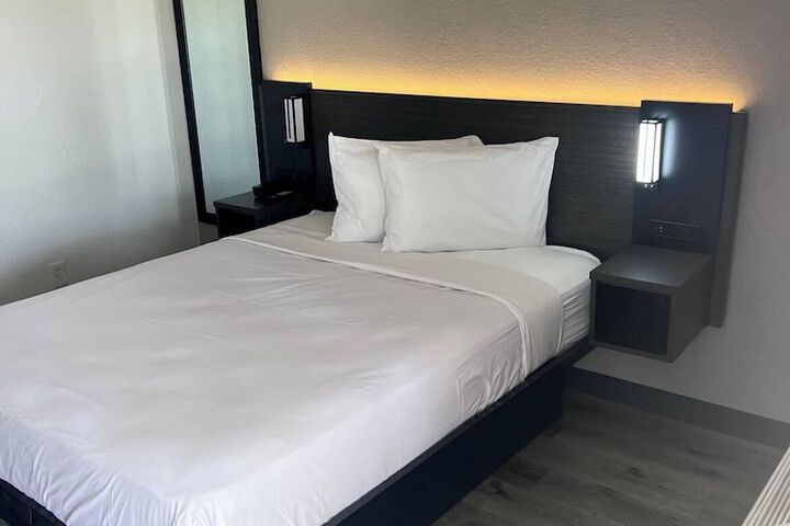1 Queen Bed (10 of 14)