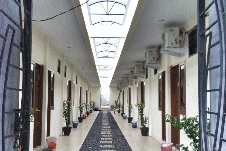 Ballroom/Hall 23 of 27