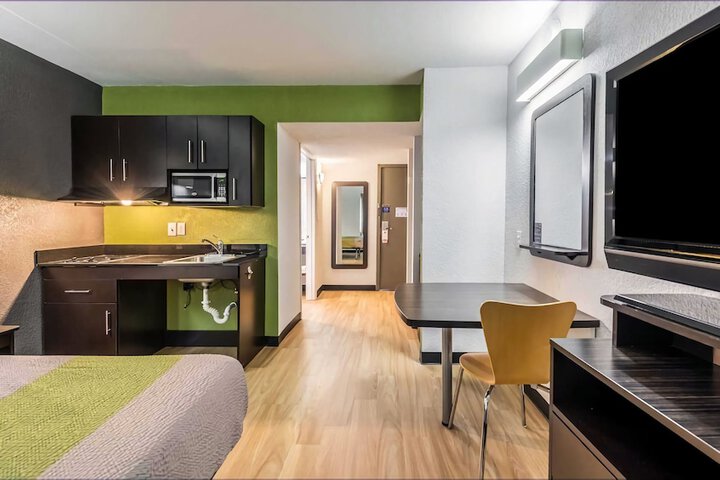 1 Queen Bed Kitchen (4 of 21)