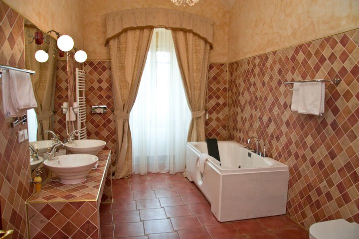 Room 16 of 40