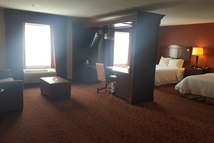 2 Queen Beds (9 of 10)