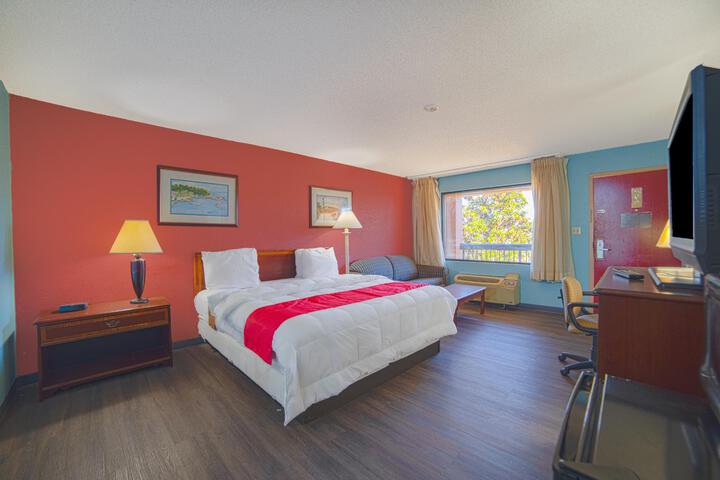 1 King Bed (6 of 9)
