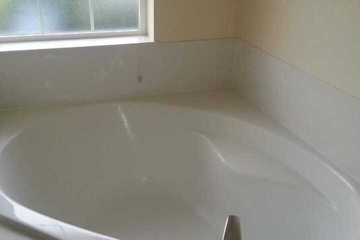 Deep soaking bathtub