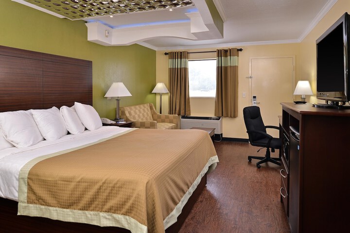 1 King Bed Mobility Accessible (2 of 10)