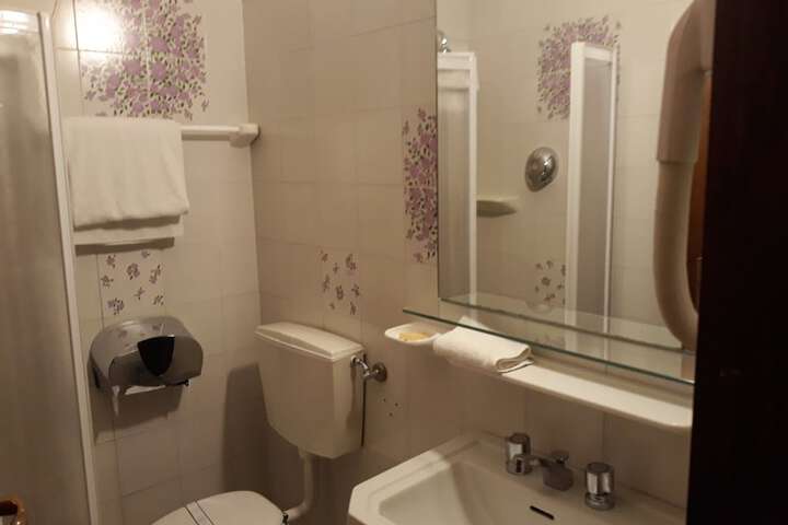 Room 12 of 28