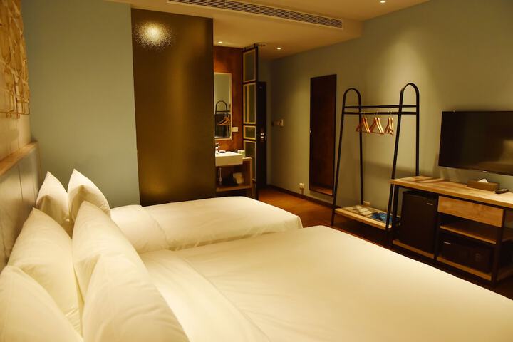 Room 27 of 62