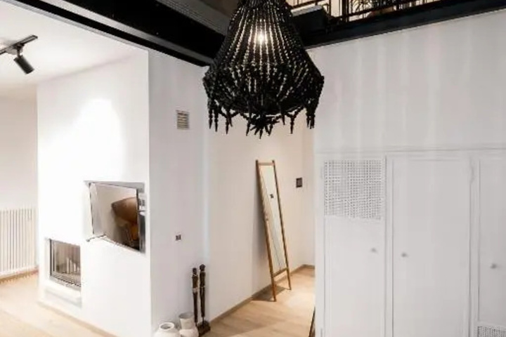 Room 8 of 12