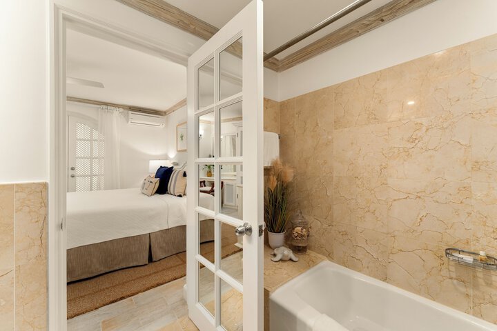 Room 13 of 103