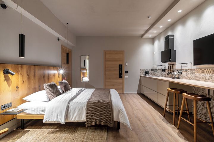Room 6 of 80