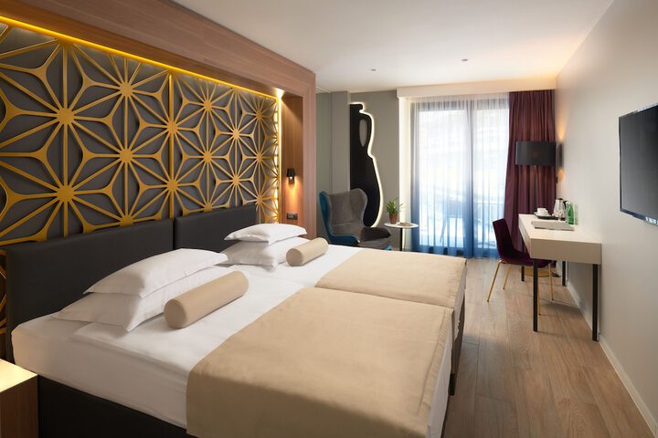 Room 18 of 106