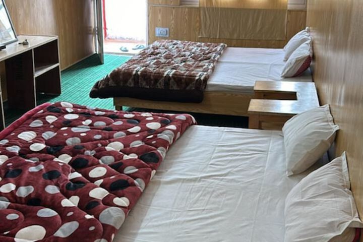 Room 4 of 16