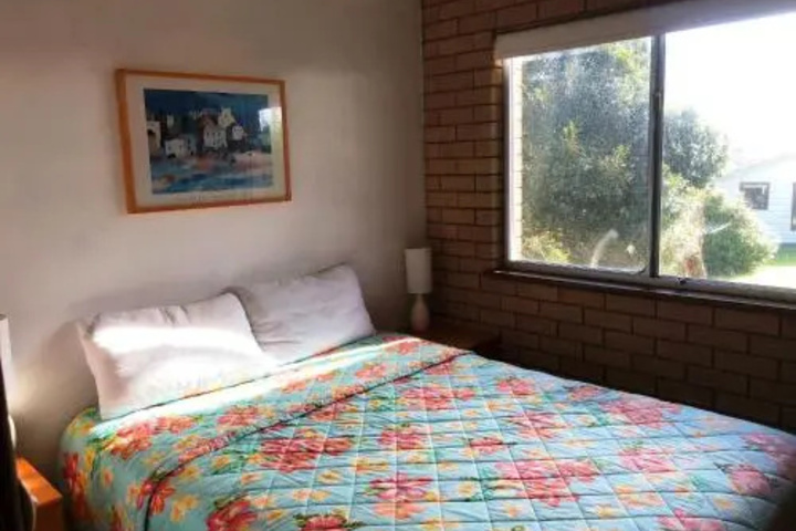 Room 5 of 8
