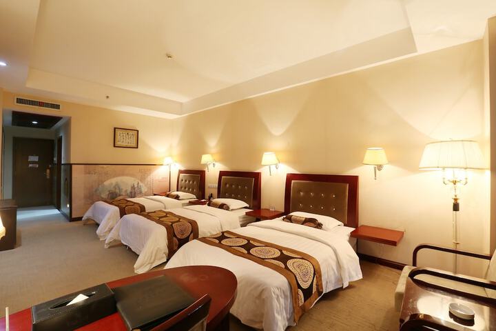 Room 4 of 8