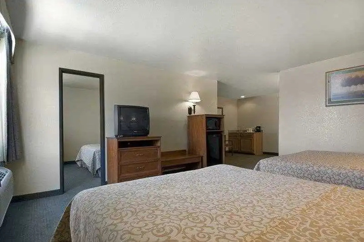Room 5 of 9