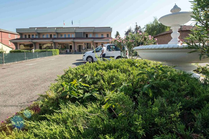 Hotel Exterior 55 of 63