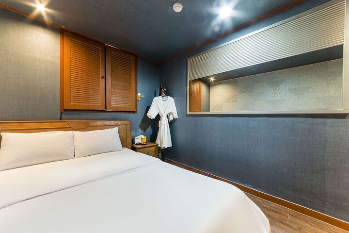 Room 4 of 20