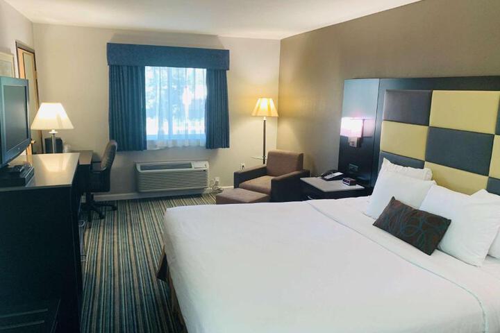 1 King Bed Desk Microwave and Refrigerator High Speed Internet Accessible Coffee Maker, Hairdryer Full Breakfast (3 of 18)