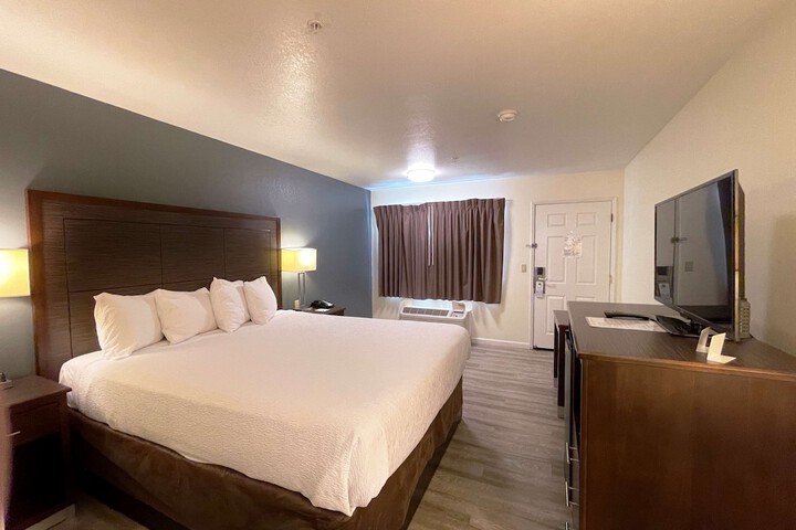 1 King Accessible Comm Assist Bathtub Table Chairs Microwave, Refrigerator, Continental Breakfast (2 of 21)
