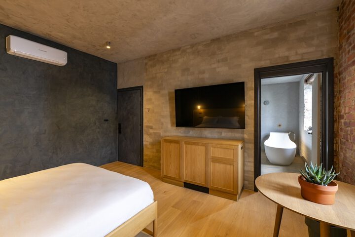 Room 16 of 34