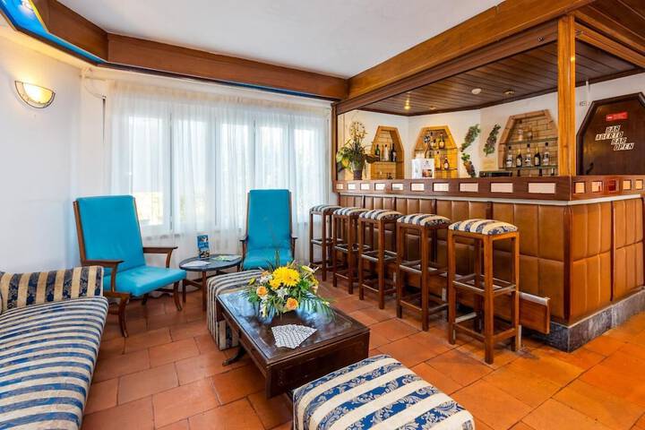 Lounge 21 of 29