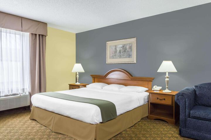 1 King Bed (2 of 8)