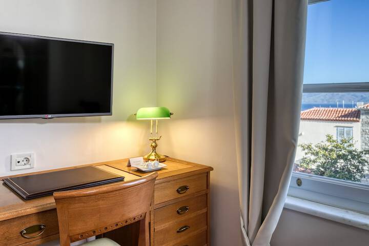 Room 33 of 85