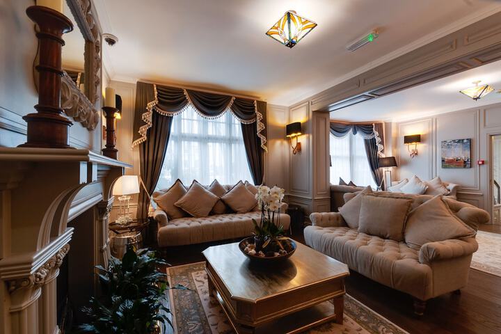 Lounge 22 of 33