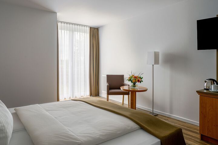 Room 6 of 16