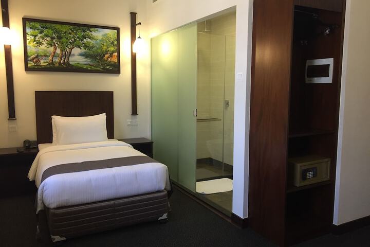 Room 5 of 67