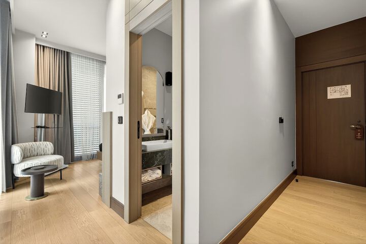 Room 7 of 103
