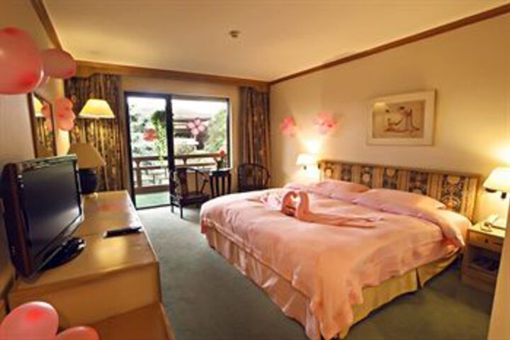 Room 17 of 28