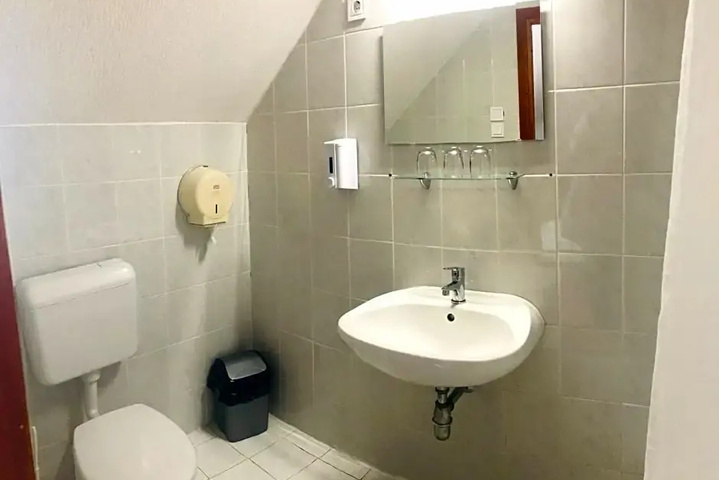 Room 7 of 13
