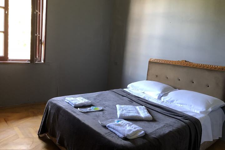 Room 11 of 28