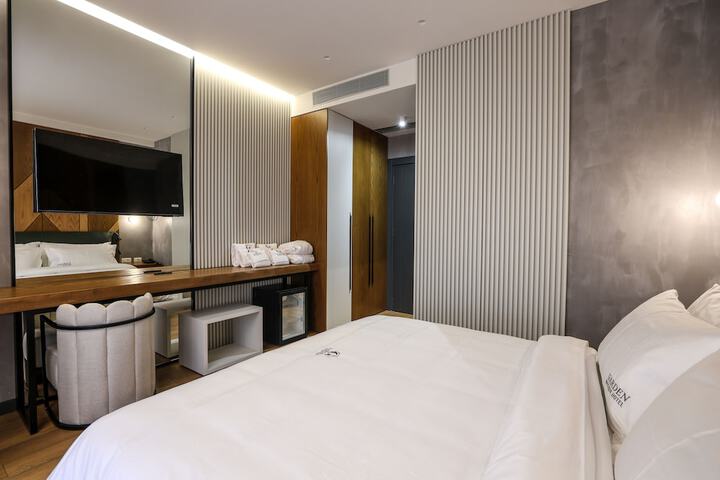 Room 4 of 112