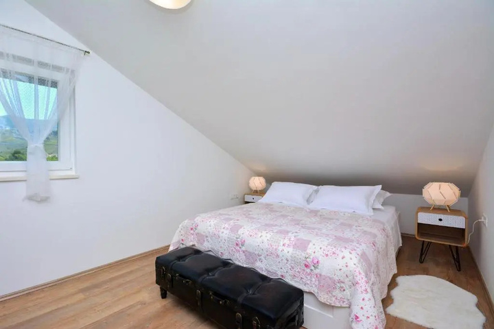 Room 4 of 16