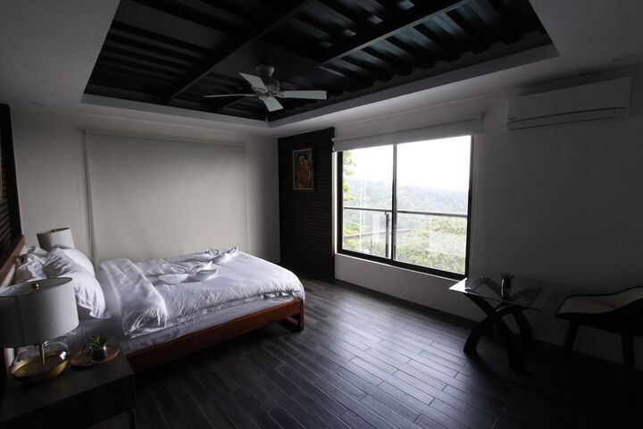 Room 5 of 17