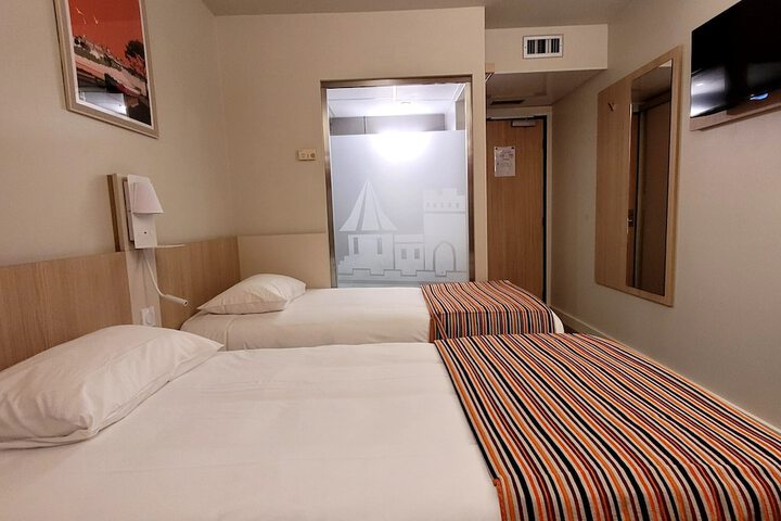 Room 6 of 30