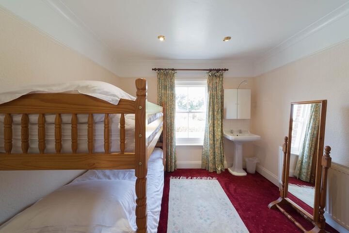 Room 6 of 150